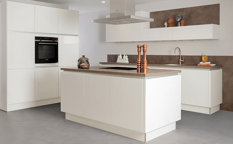 Moderne witte greeploze keuken met kookeiland